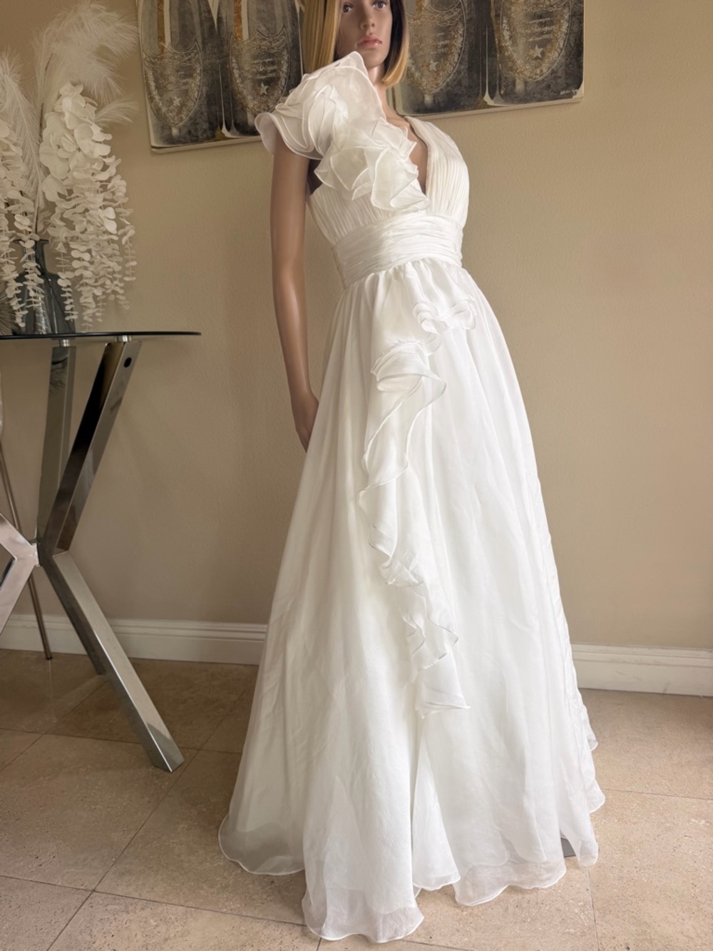 Mac Duggal

Ruffle Shoulder V-Neck Gown White size 4 - Picture 7 of 12